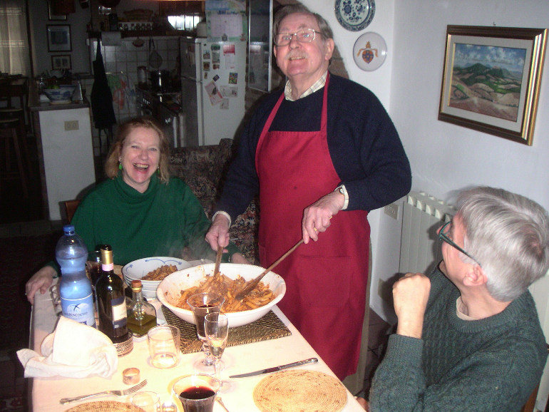 Ken servisce il pranzo.